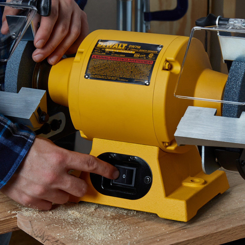 ESMERIL DE BANCO 6" 5/8 HP 4A DW756 DEWALT